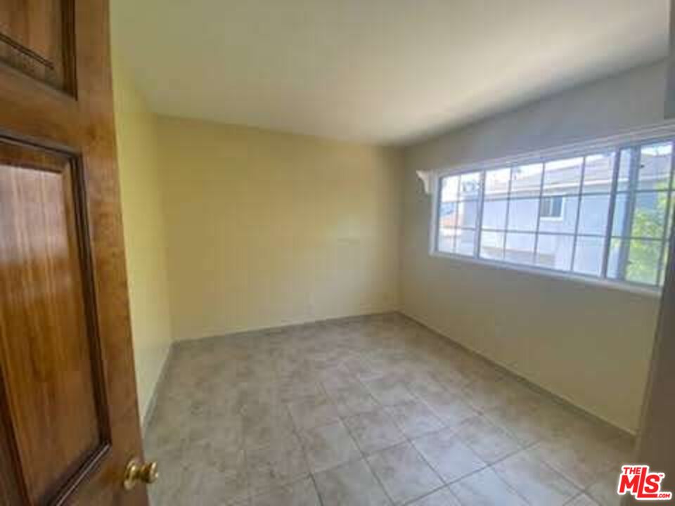 559 Sunset Avenue Venice, CA 90291 - Photo 10 of 10 an empty room with windows