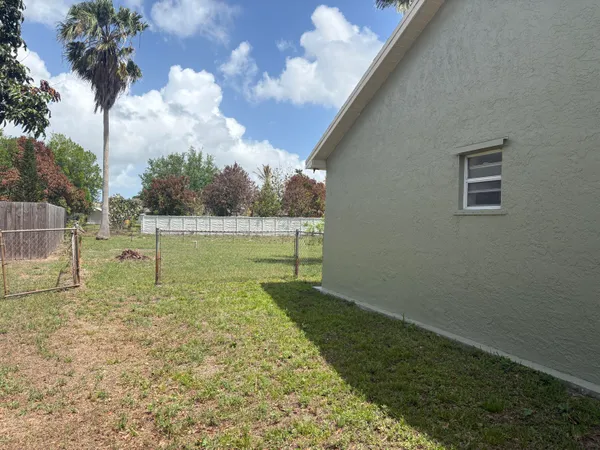 $2,500 | 192 Southwest N Wakefield Circle, Port St. Lucie, FL 34953