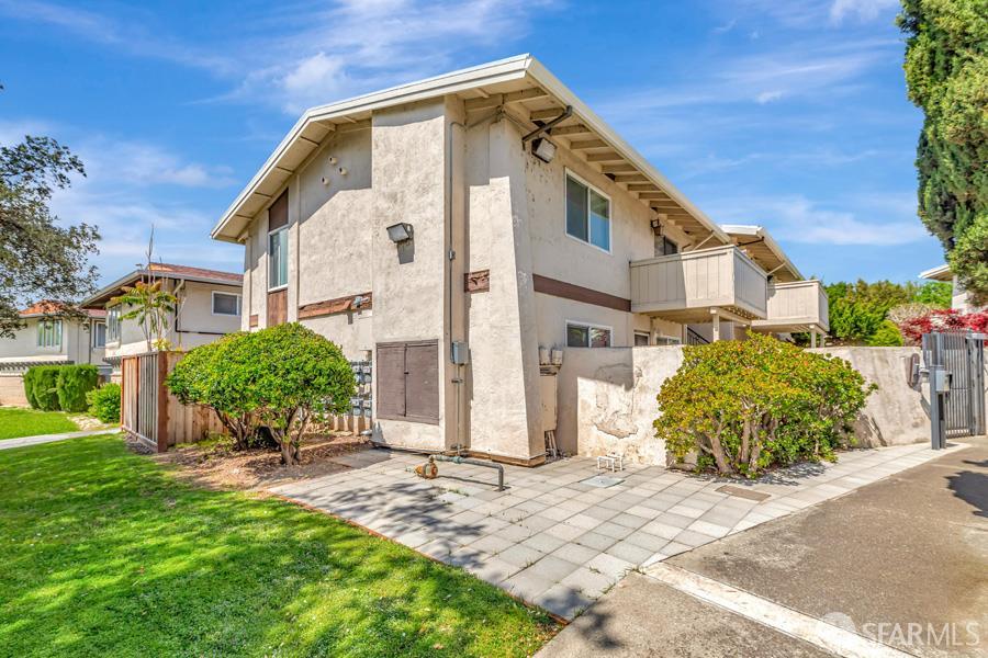 46728 Crawford Street, Unit 2 Fremont, CA 94539 - Photo 34 of 39 a front view of a house with garden