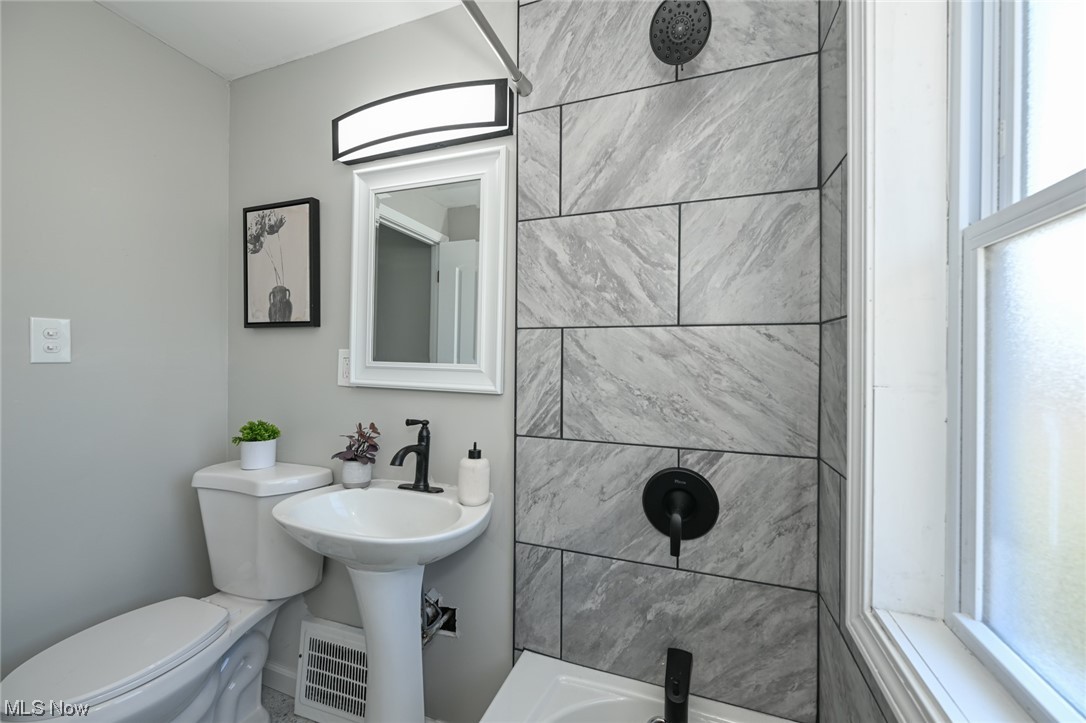 4446 Roadoan Road Brooklyn, OH 44144 - Photo 26 of 28 Bathroom with mirror and washbasin