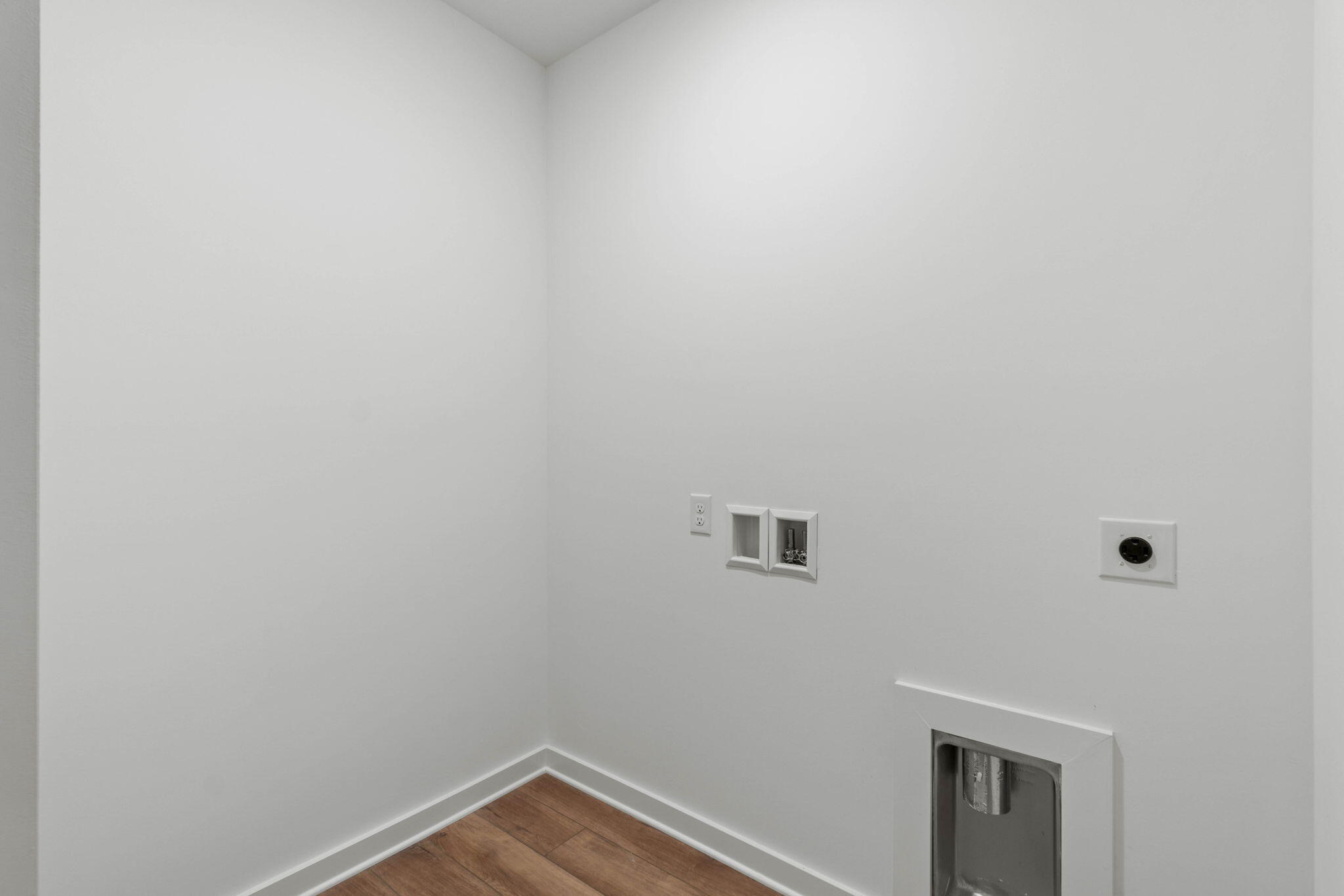 537 Bluebeech Street Freeport, FL 32439 - Photo 15 of 34 Laundry room