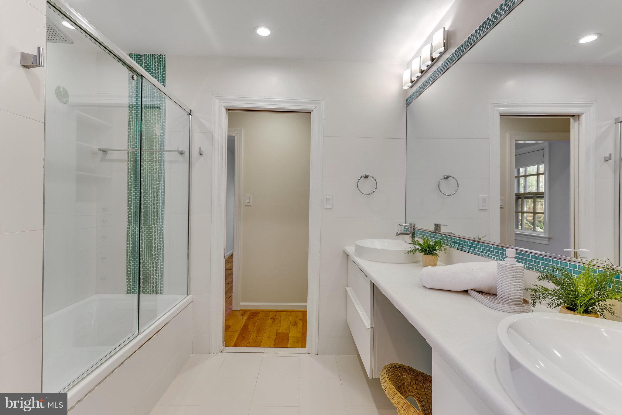 7259 Spring Side Way McLean, VA 22101 - Photo 23 of 37 Jack-n-Jill Bathroom