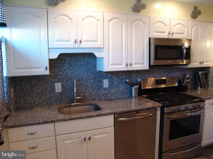 4210 Lawnside Road Philadelphia, PA 19154 - Photo 6 of 25 Kitchen