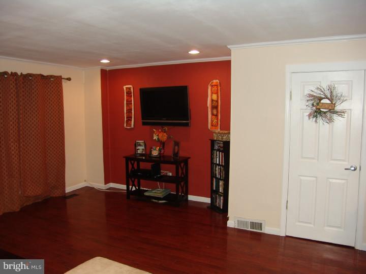 4210 Lawnside Road Philadelphia, PA 19154 - Photo 9 of 25 Living Room