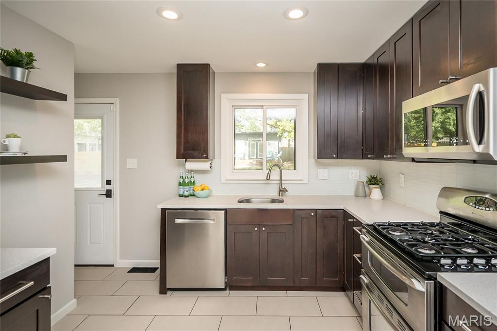 8831 Pine Avenue St. Louis, MO 63144 - Photo 11 of 50