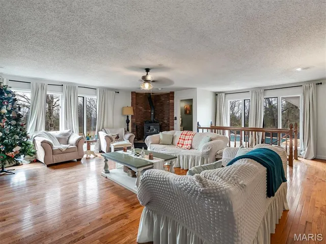 $649,900 | 4530 Highway 110, De Soto, MO 63020