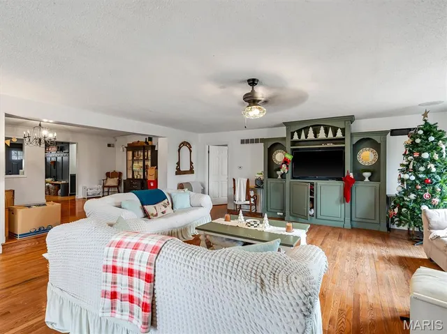 $649,900 | 4530 Highway 110, De Soto, MO 63020