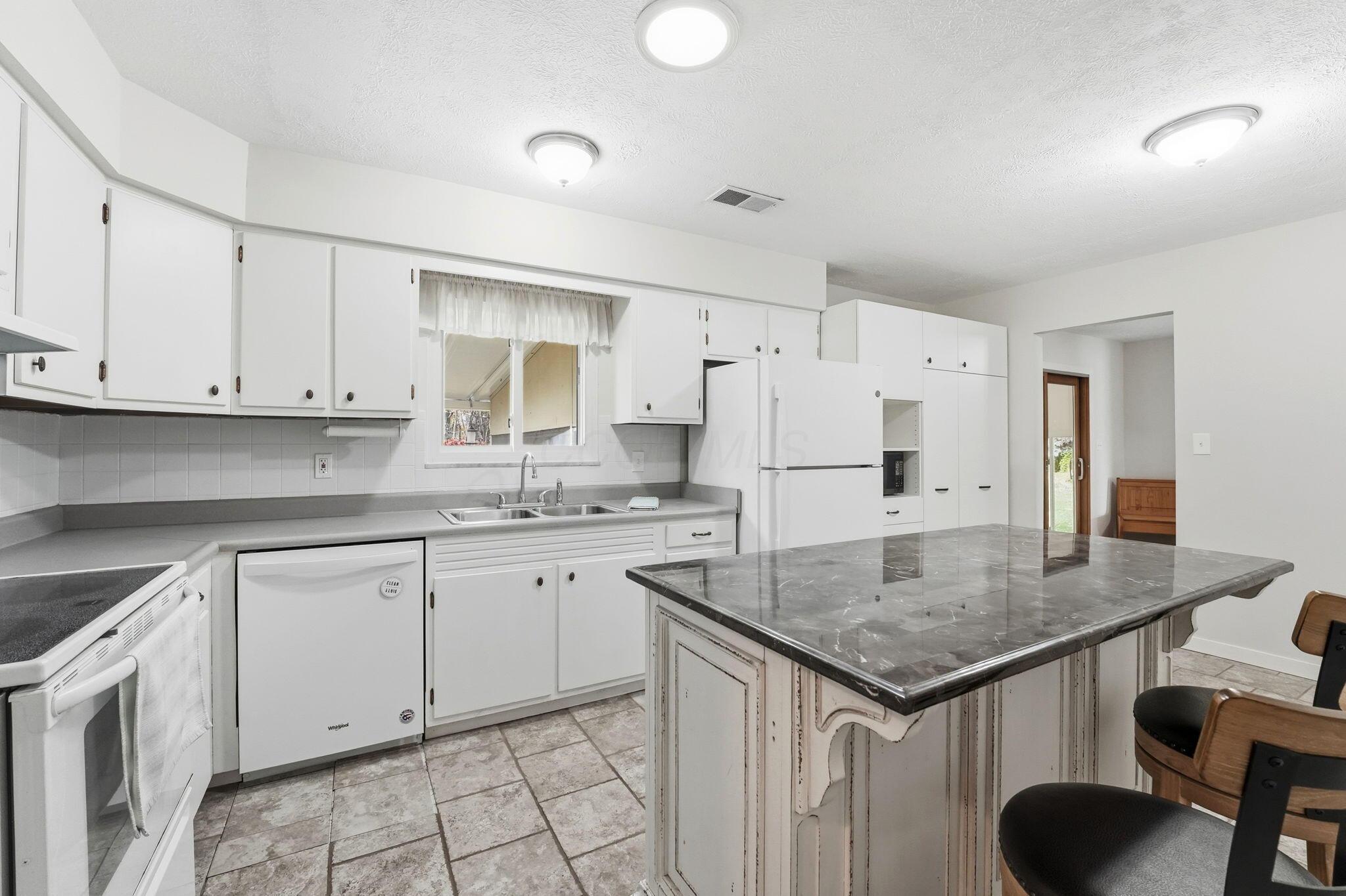 854 South Section Line Road Delaware, OH 43015 - Photo 20 of 60 Kitchen