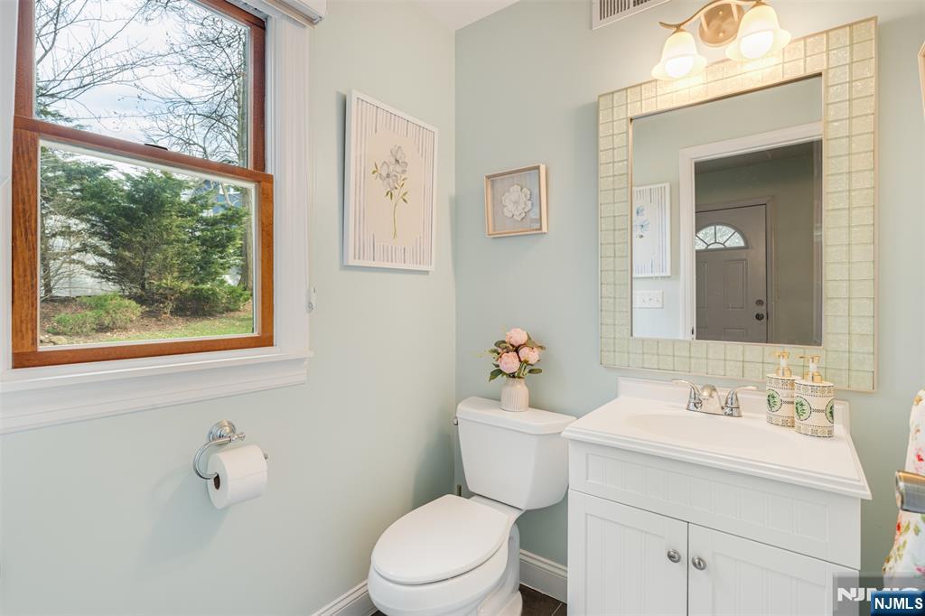 8 Dean Court Rutherford, NJ 07070 - Photo 12 of 31