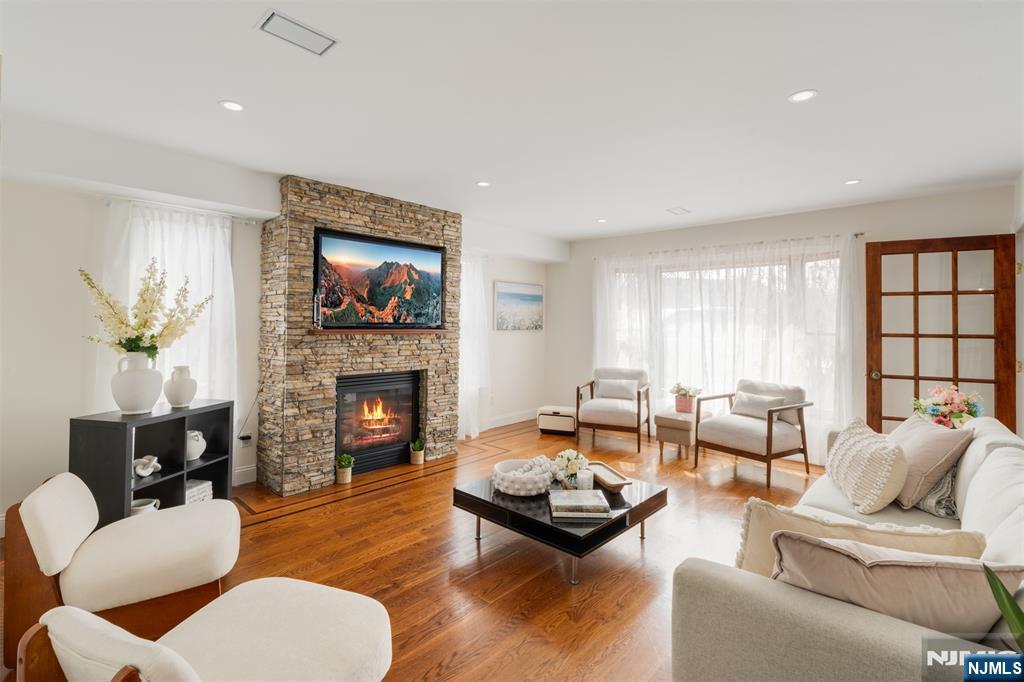 8 Dean Court Rutherford, NJ 07070 - Photo 2 of 31