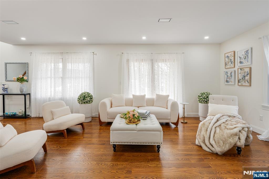 8 Dean Court Rutherford, NJ 07070 - Photo 4 of 31