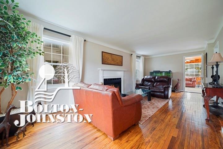 1675 Fairholme Road Grosse Pointe Woods, MI 48236 - Photo 5 of 33
