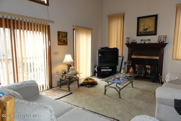 6024 Decker Road Bushkill, PA 18324 - Photo 2 of 11 Living room