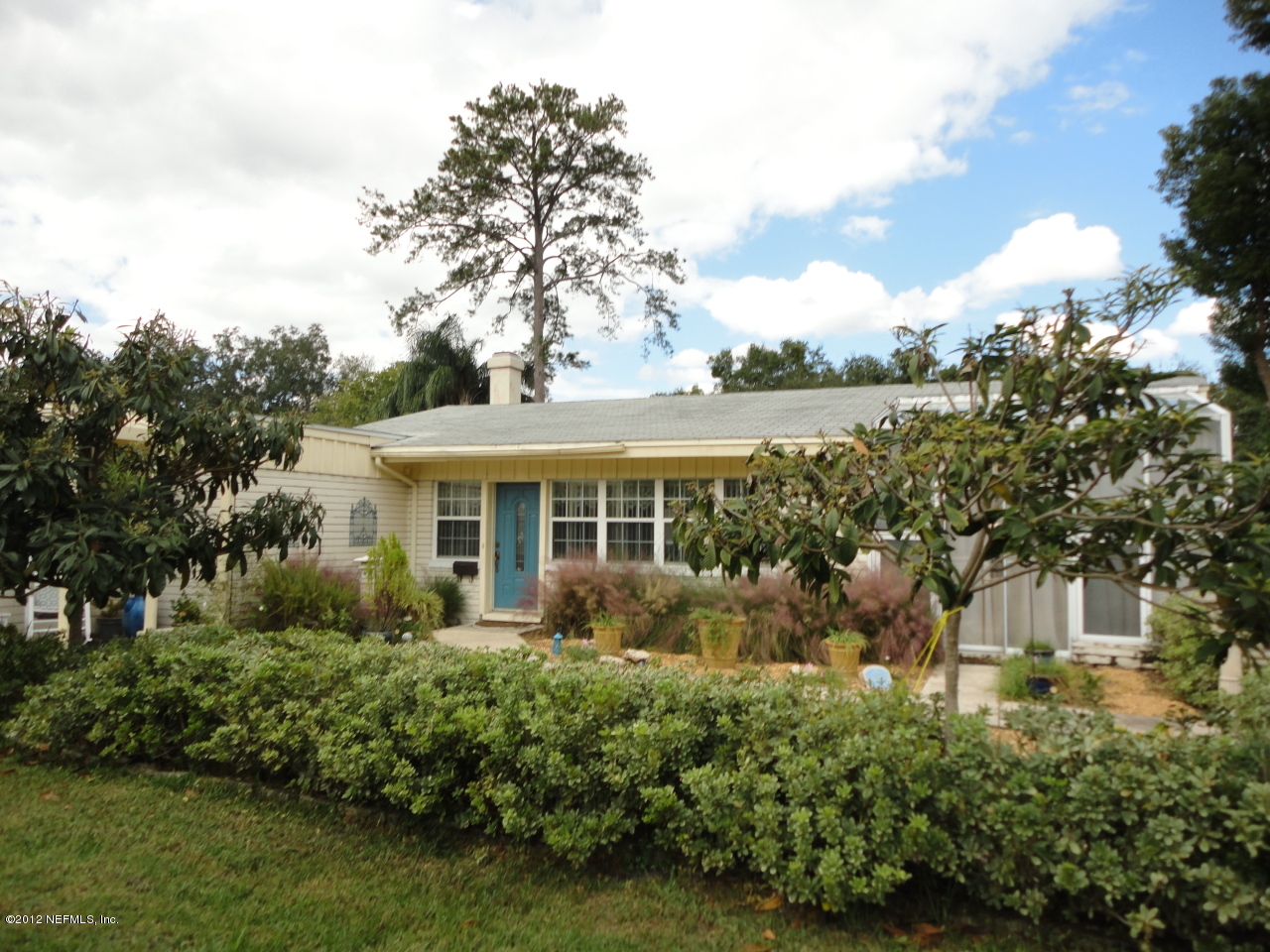 875 Waterman Road North Jacksonville, FL 32207 - Photo 1 of 27 a front view of a house with a garden