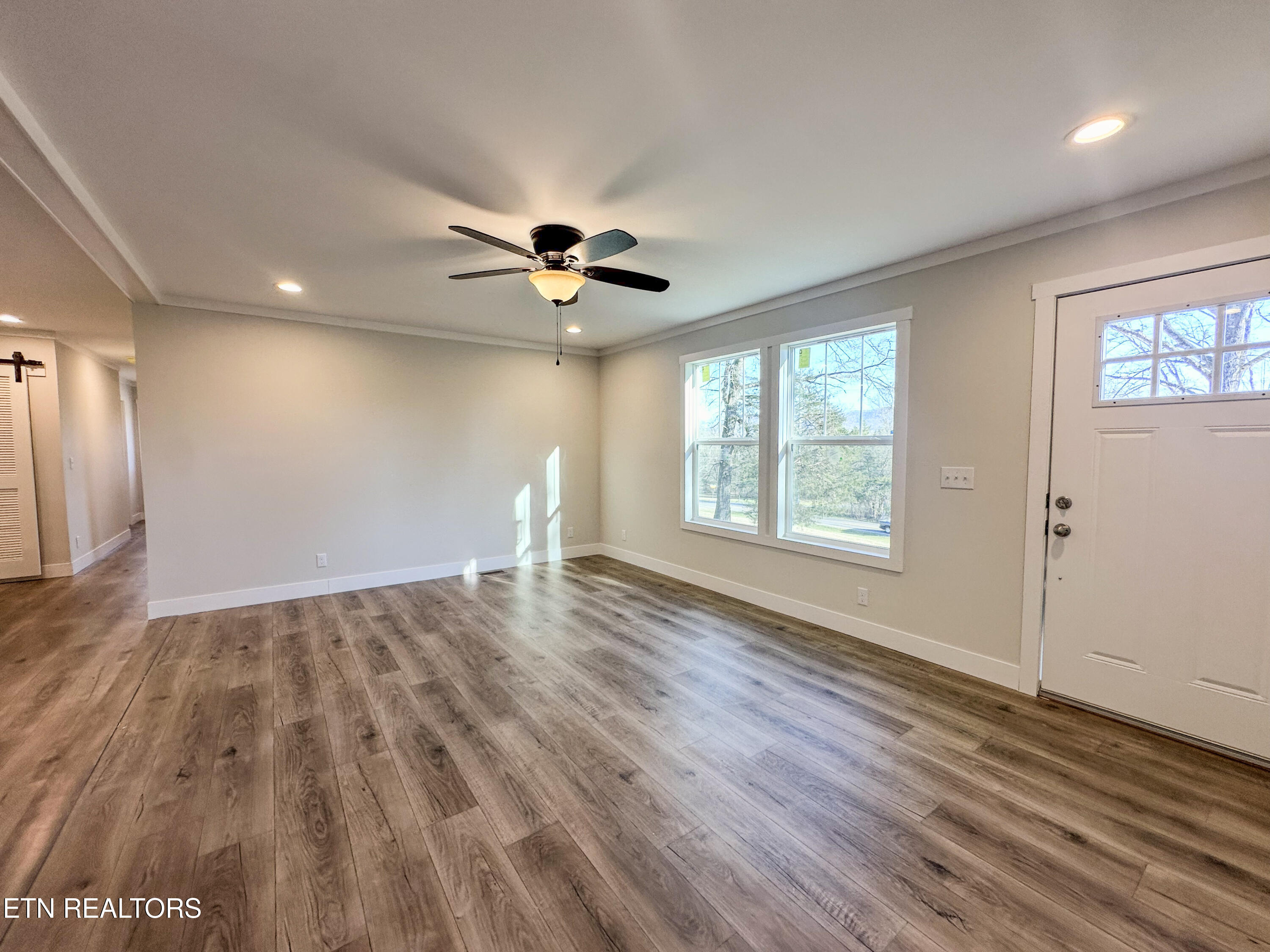 8505 East Emory Road Corryton, TN 37721 - Photo 16 of 60 Livingroom front entry
