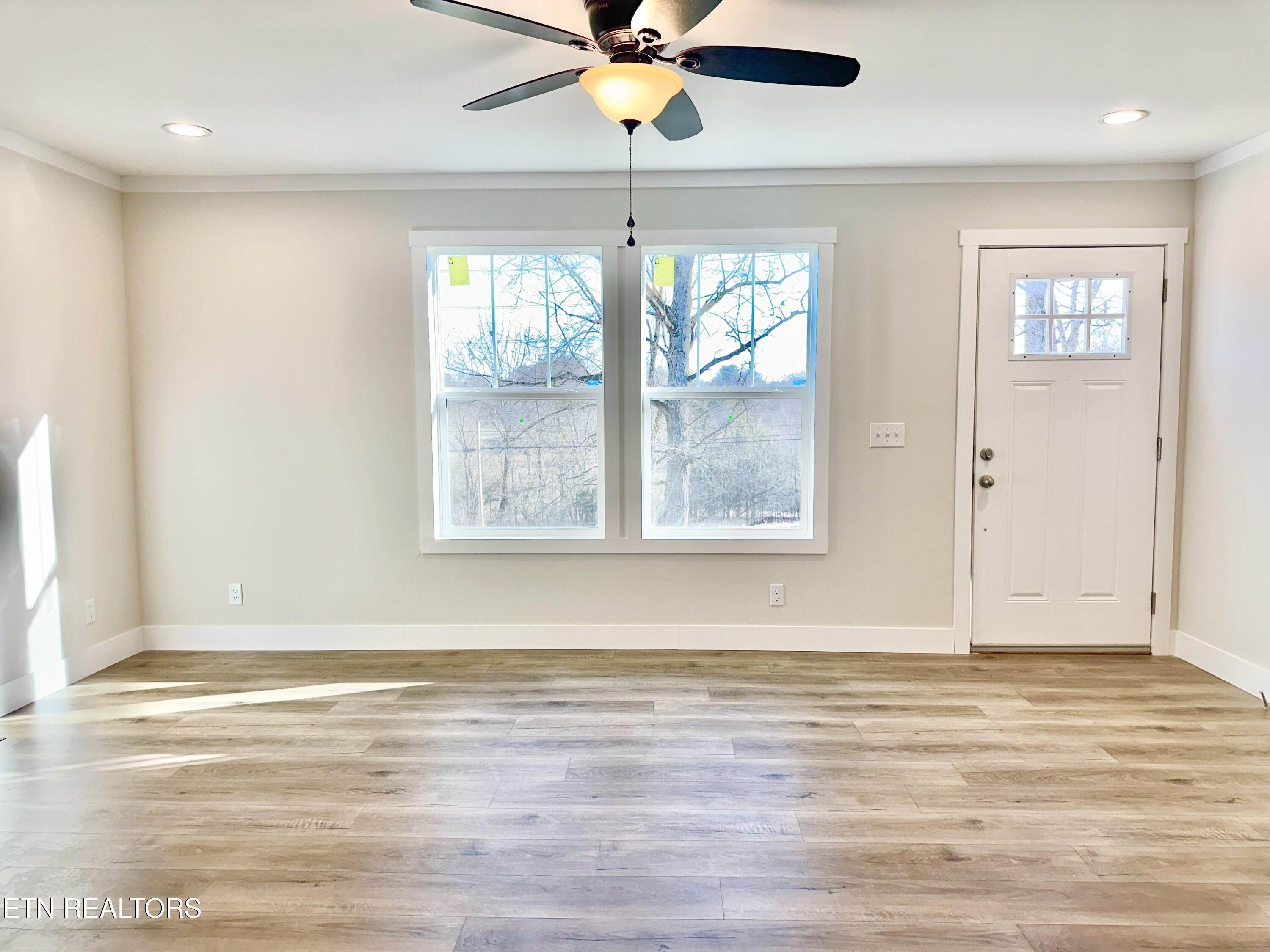8505 East Emory Road Corryton, TN 37721 - Photo 27 of 60 Living Room