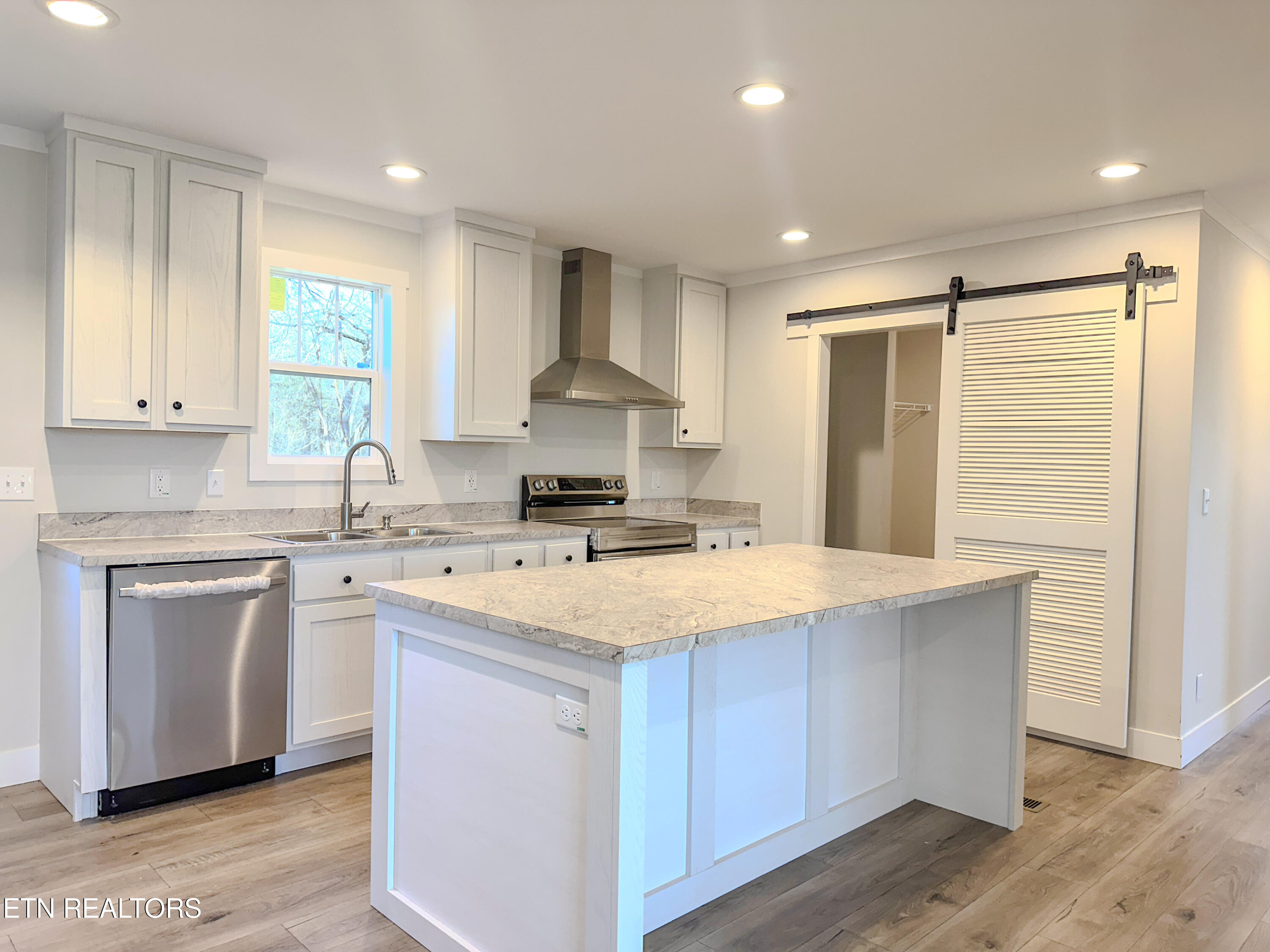 8505 East Emory Road Corryton, TN 37721 - Photo 7 of 60 Kitchen Island