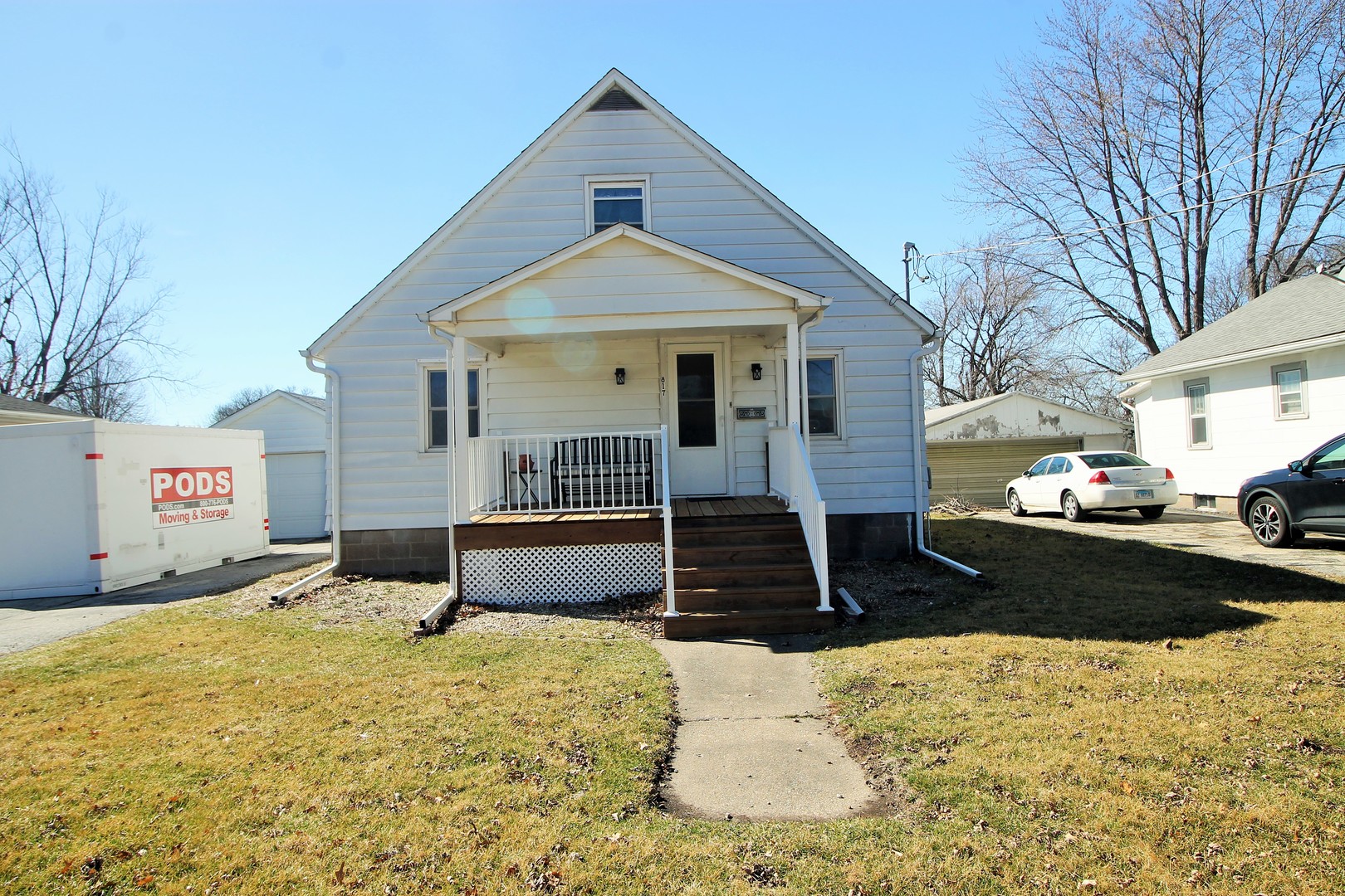 817 South Illinois Street Geneseo, IL 61254 - Photo 1 of 20 a front view of a house with a yard