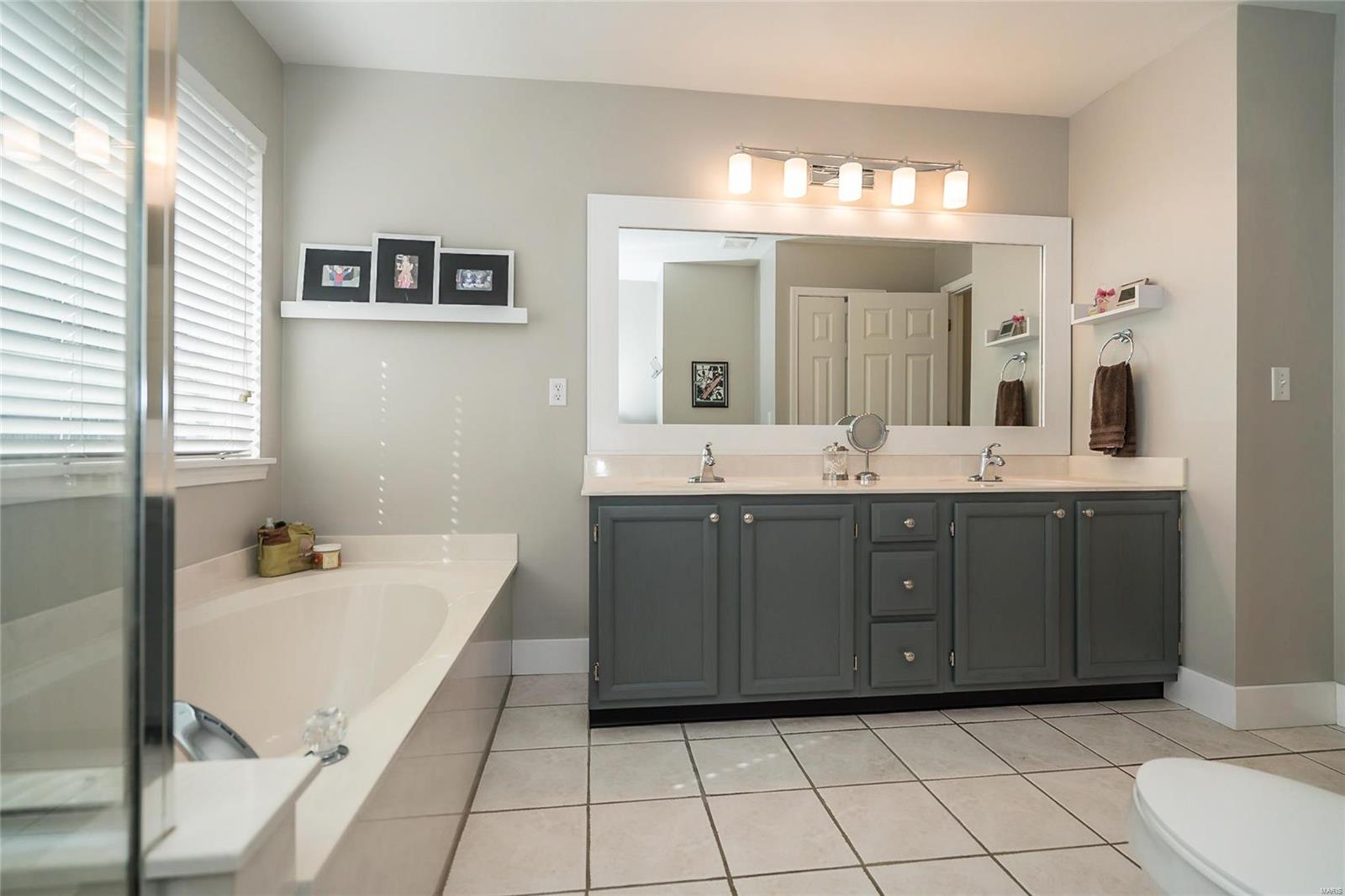 1112 Gateford Ridge Court Ballwin, MO 63021 - Photo 16 of 37 Gallery Image 16