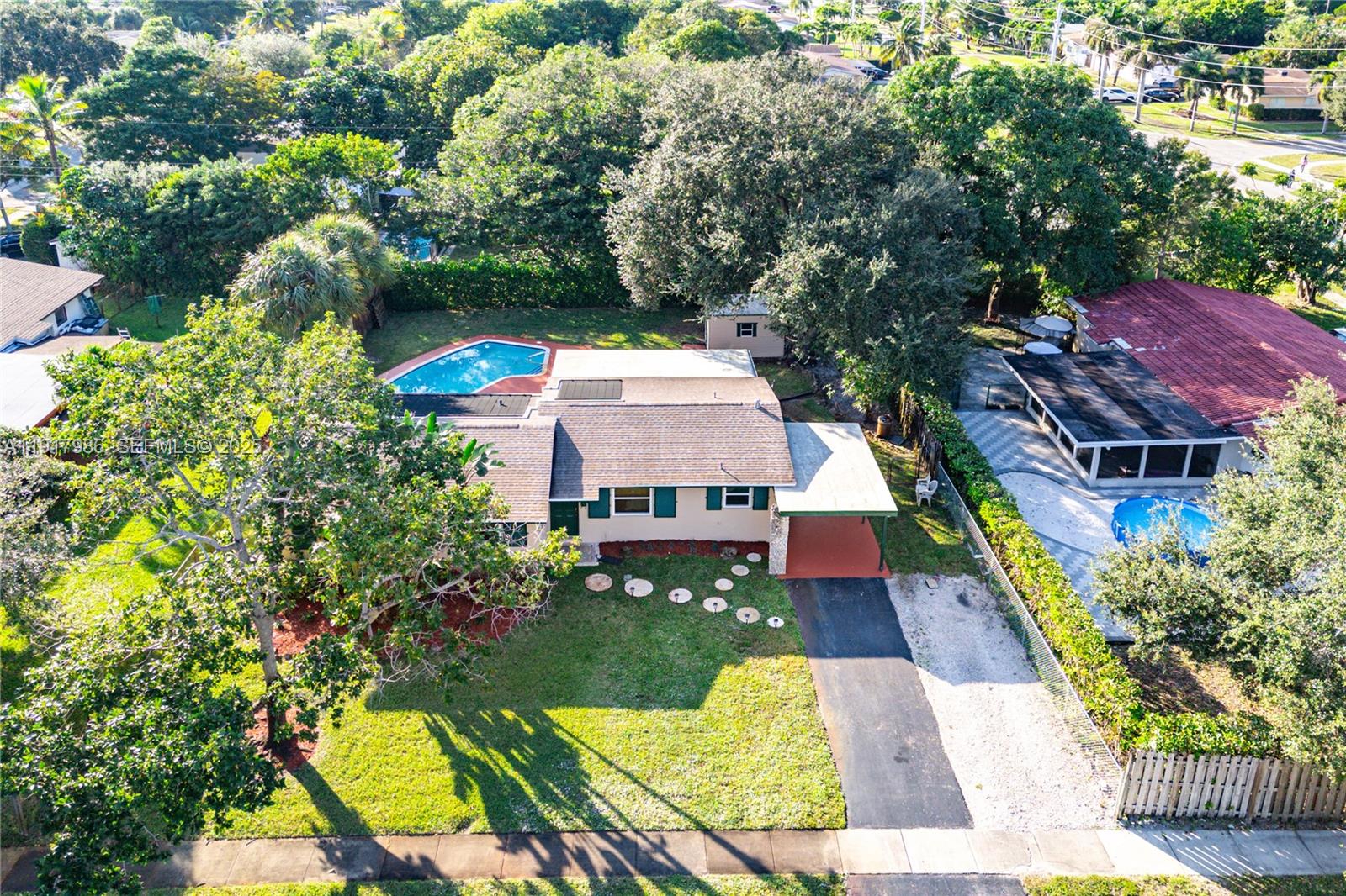 475 Northwest 46th Terrace Plantation, FL 33317 - Photo 35 of 43 an aerial view of a house with swimming pool a yard and a large tree