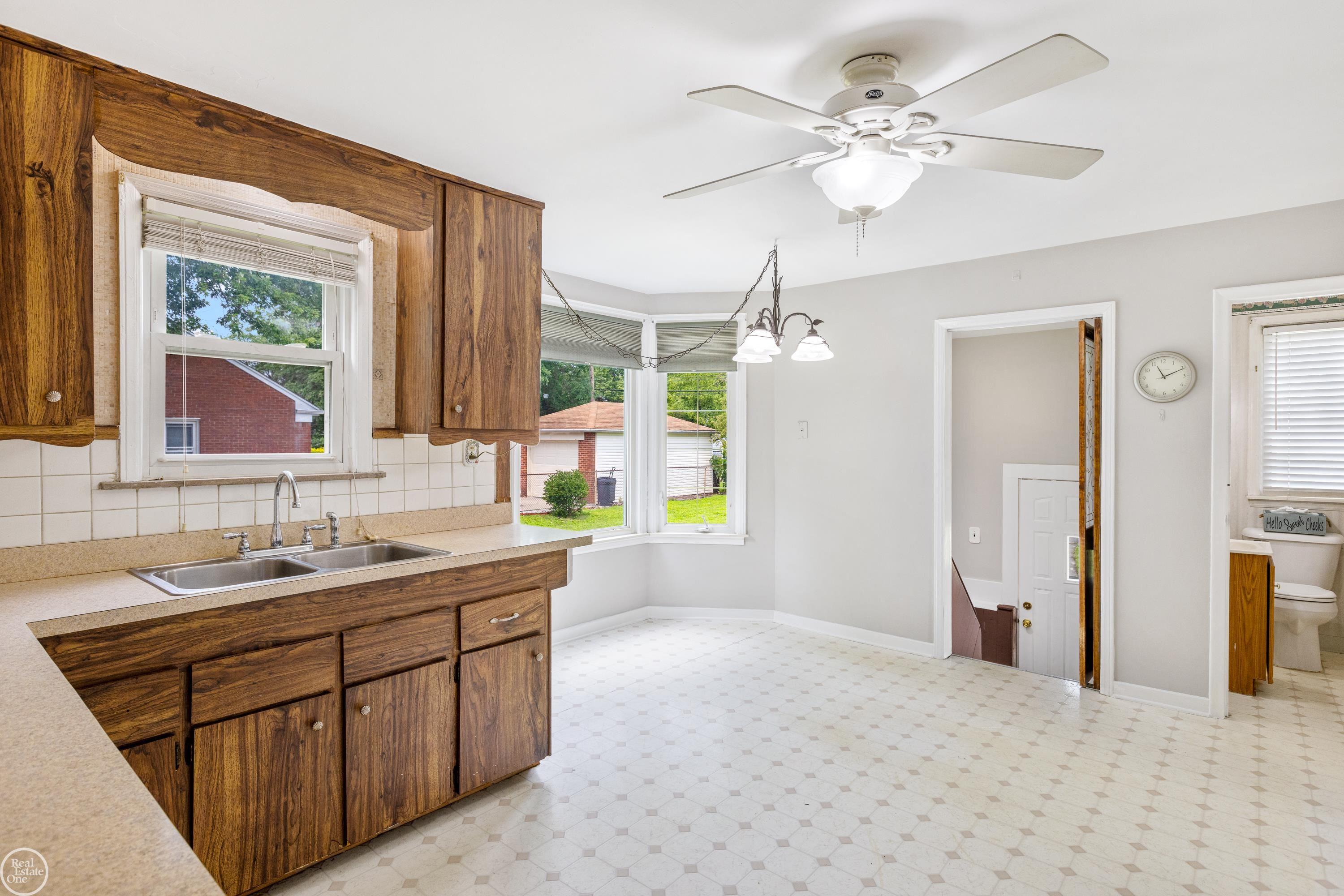 15151 Stephens Road Eastpointe, MI 48021 - Photo 14 of 41 50117363-13.JPG