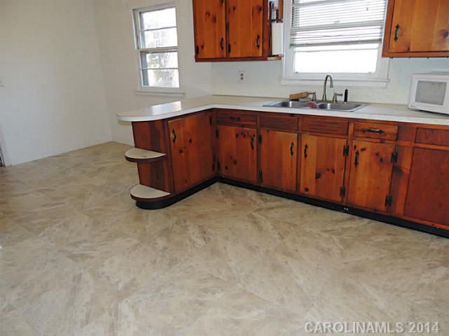 5246 Manning Road Charlotte, NC 28269 - Photo 4 of 16