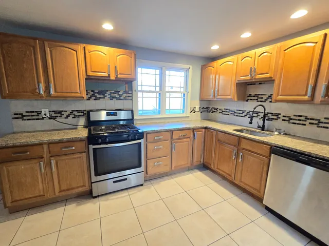 $324,900 | 207 Arnold Drive, East Hartford, CT 06108