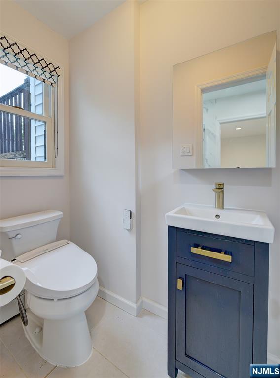 819 Ridgewood Road Millburn, NJ 07041 - Photo 31 of 39 a bathroom with a toilet a sink and mirror