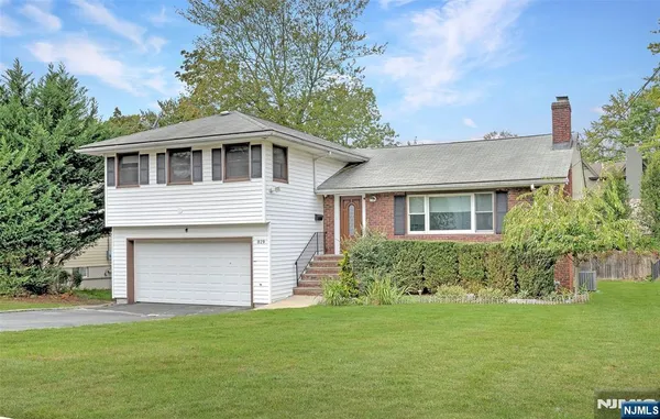 $1,300,000 | 819 Ridgewood Road, Millburn, NJ 07041