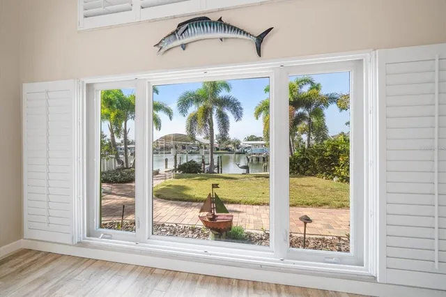 a view of a backyard