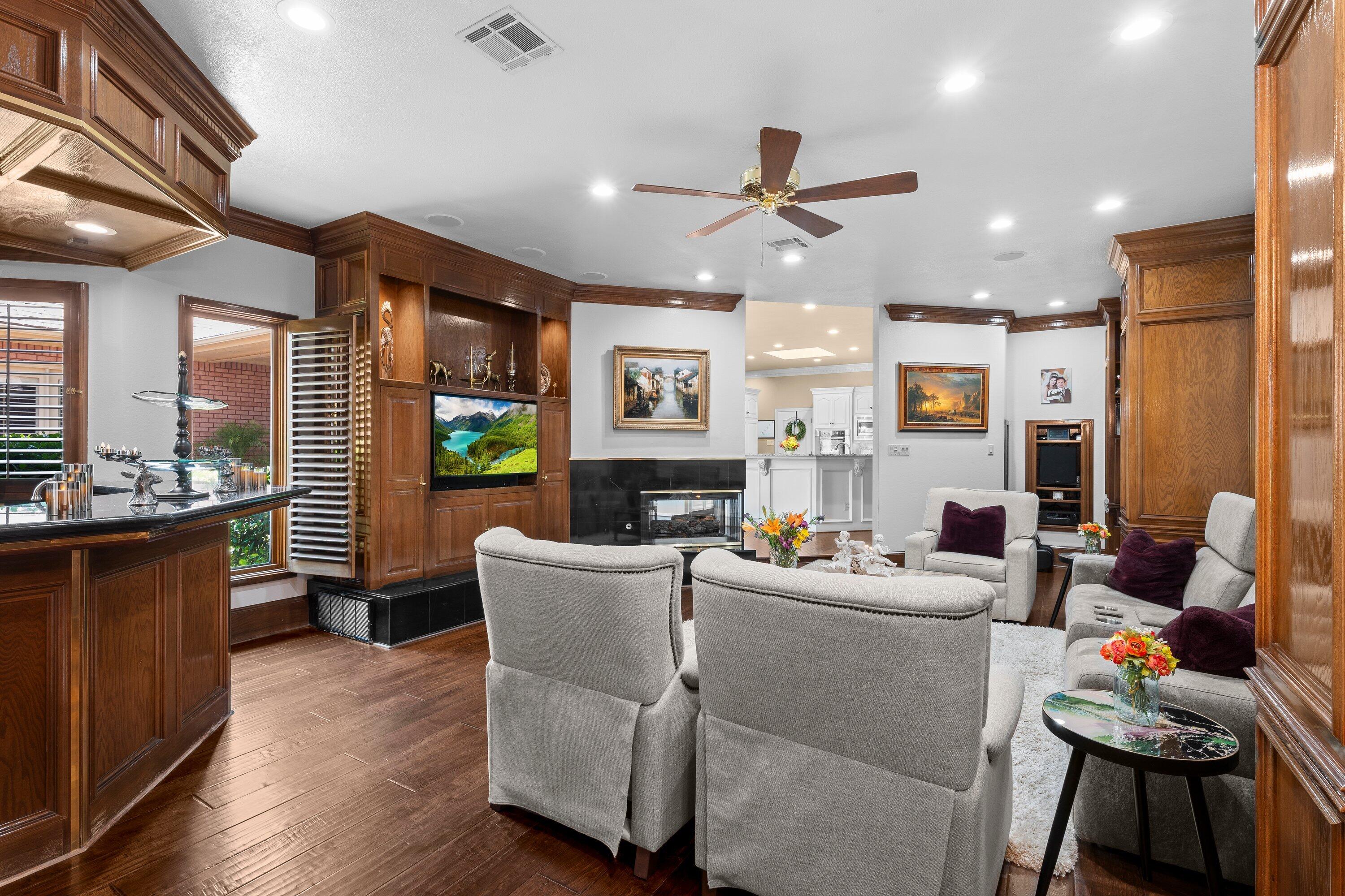 5010 91st Street, Unit 10 Lubbock, TX 79424 - Photo 18 of 51 casual living space