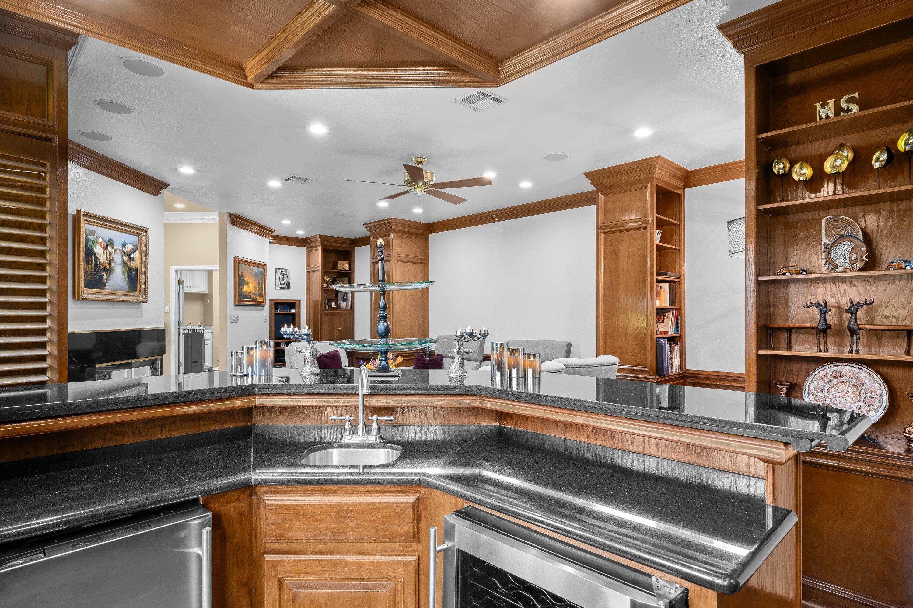 5010 91st Street, Unit 10 Lubbock, TX 79424 - Photo 20 of 51 Wet bar