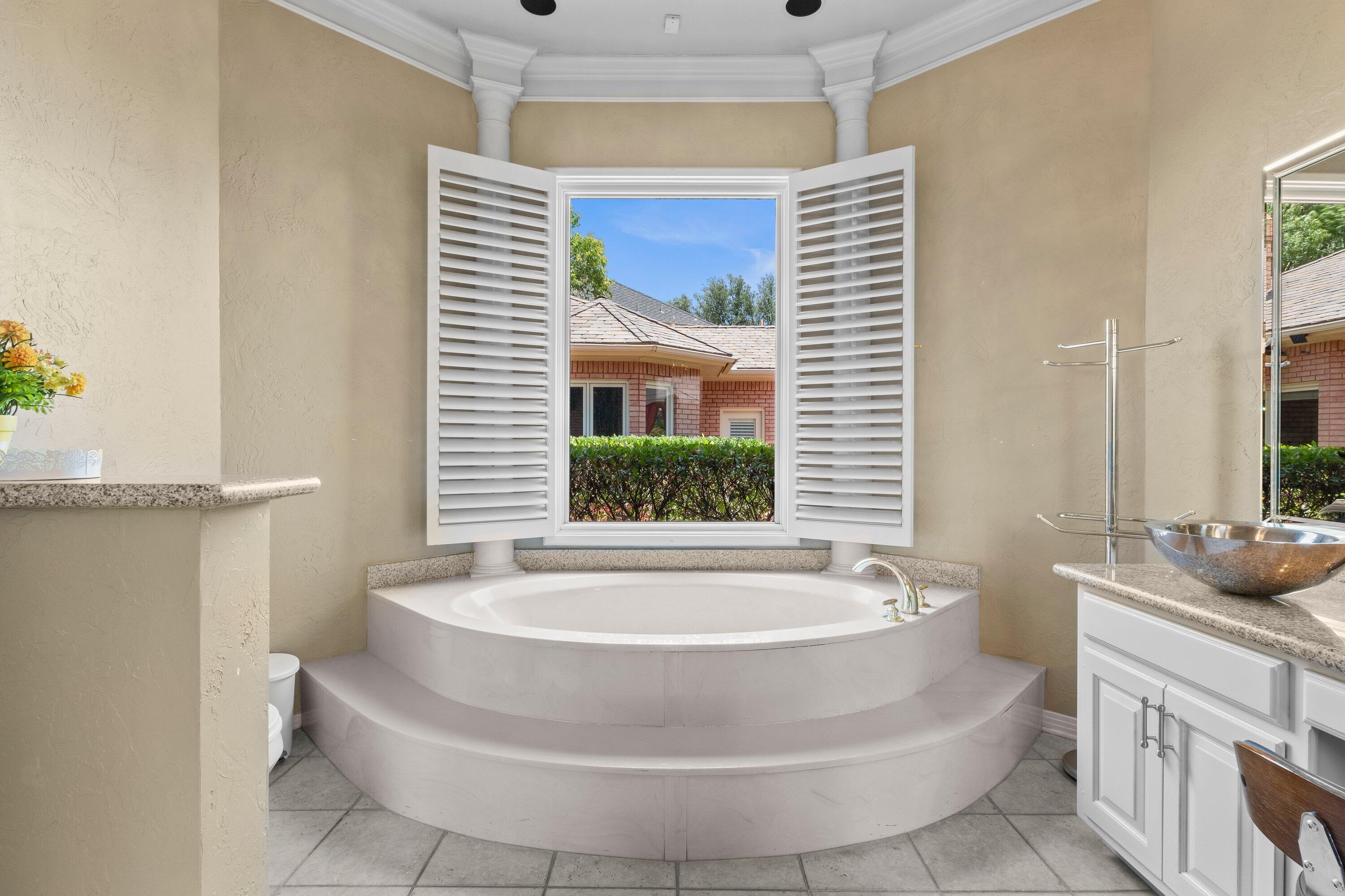 5010 91st Street, Unit 10 Lubbock, TX 79424 - Photo 27 of 51 tub