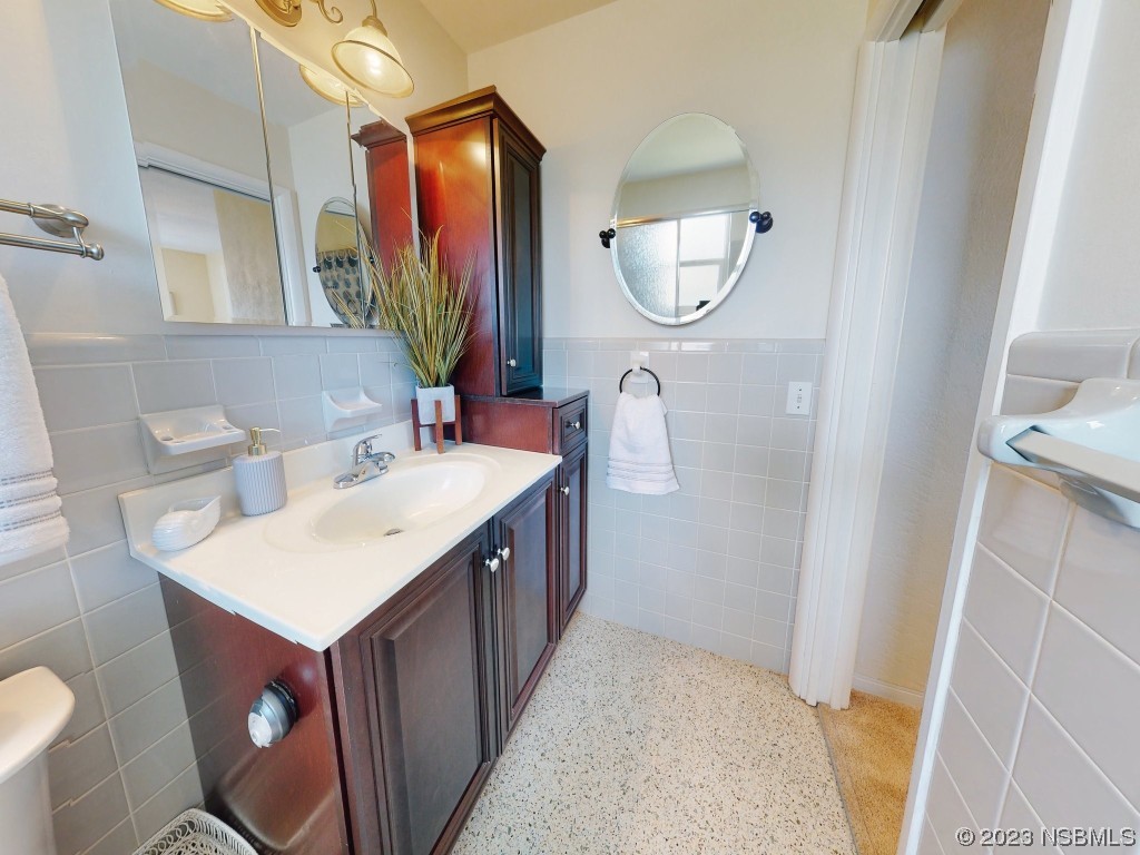 18 Silk Oaks Drive Ormond Beach, FL 32176 - Photo 26 of 46 a bathroom with a sink a mirror and a toilet