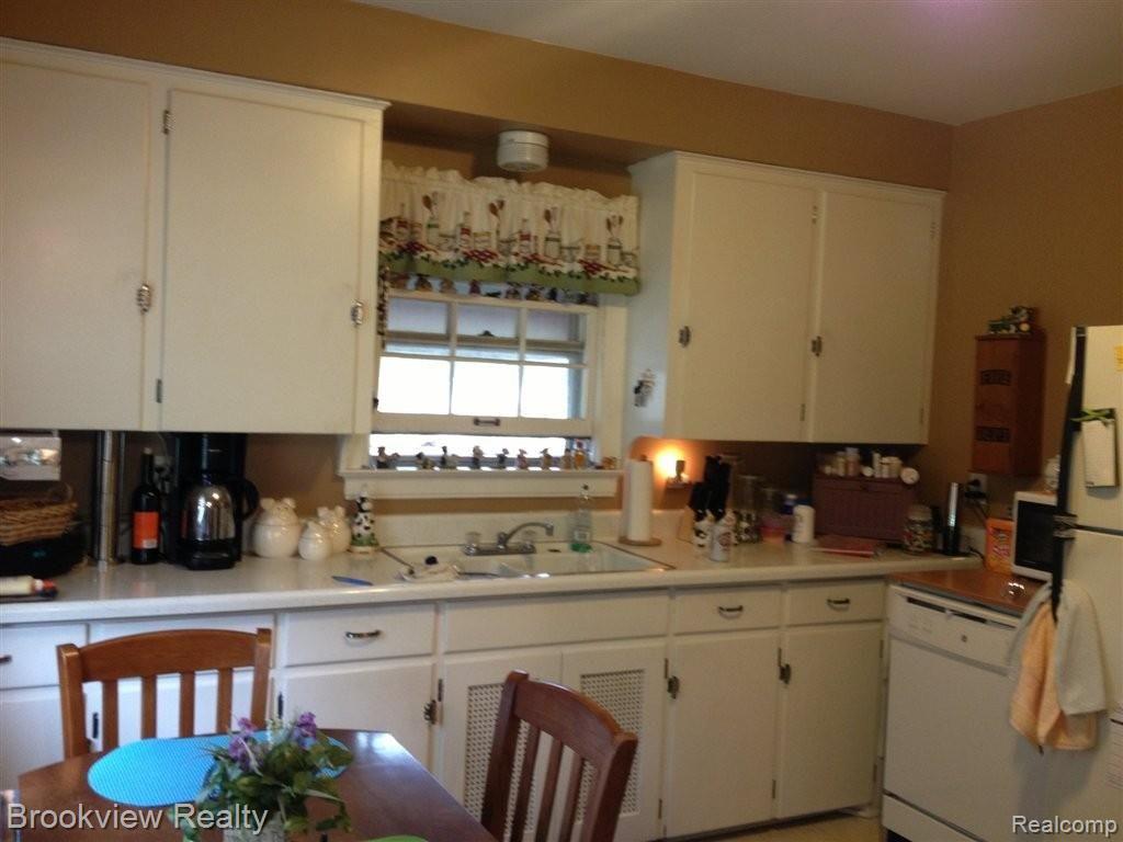46770 Romeo Plank Road Macomb, MI 48044 - Photo 3 of 19 Kitchen