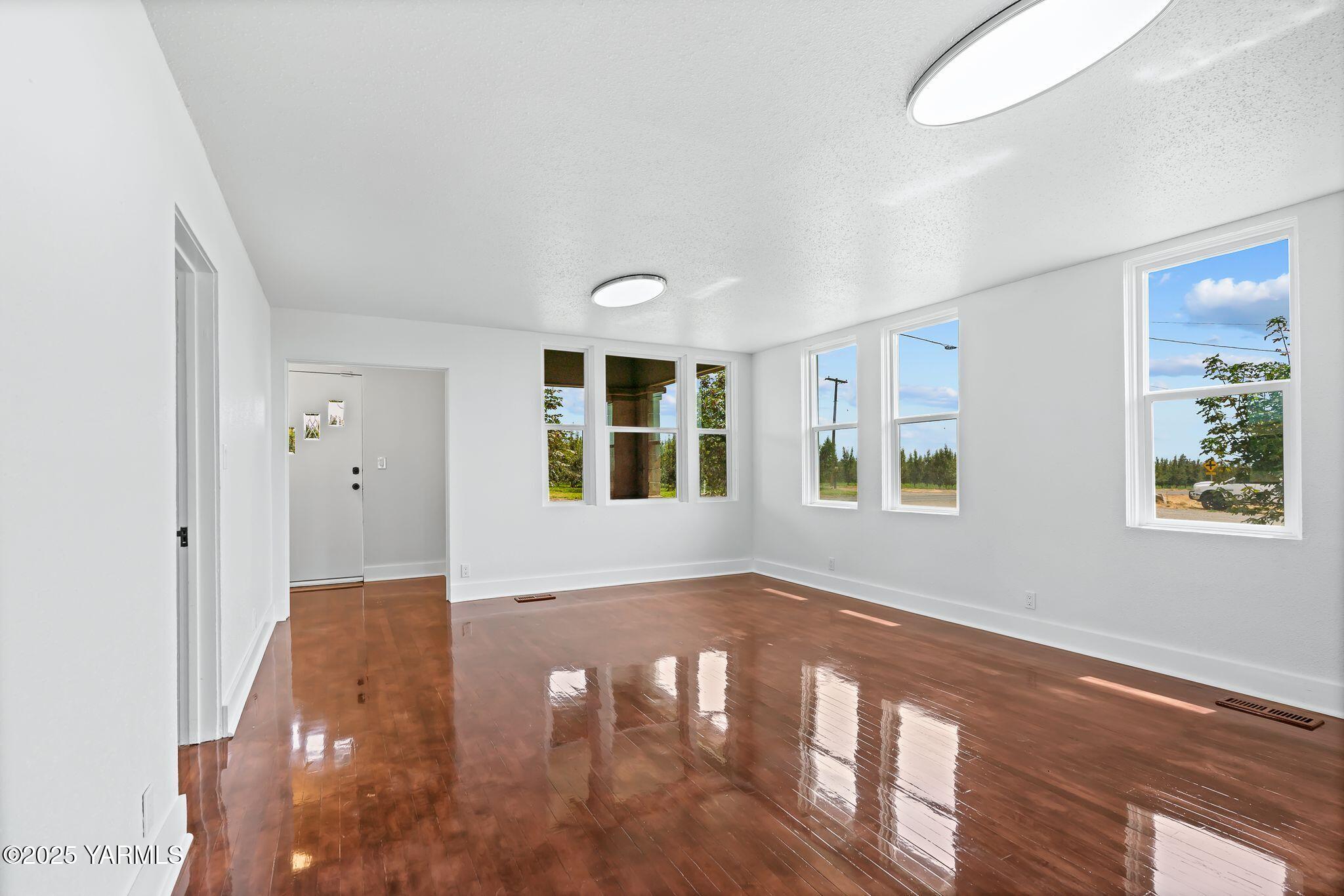 650 White Road Zillah, WA 98953 - Photo 10 of 39 Living Room