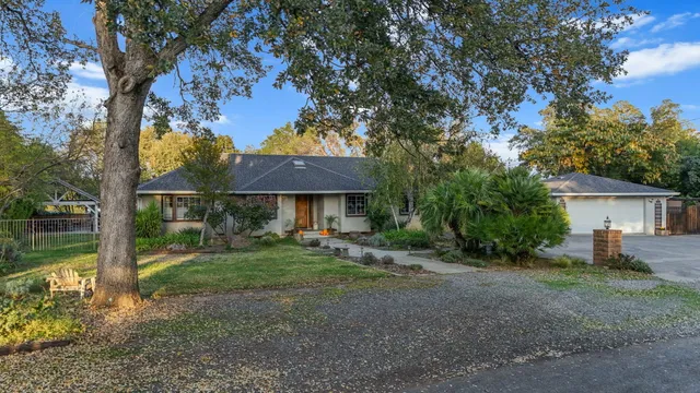 a view of a house with backyard and garden