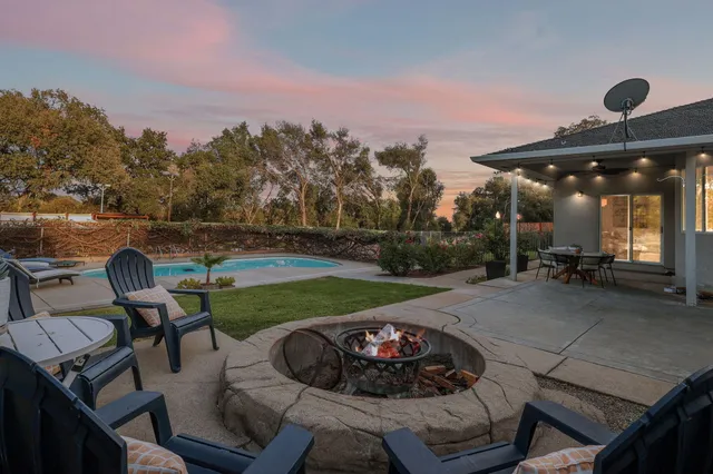 a view of a house with backyard