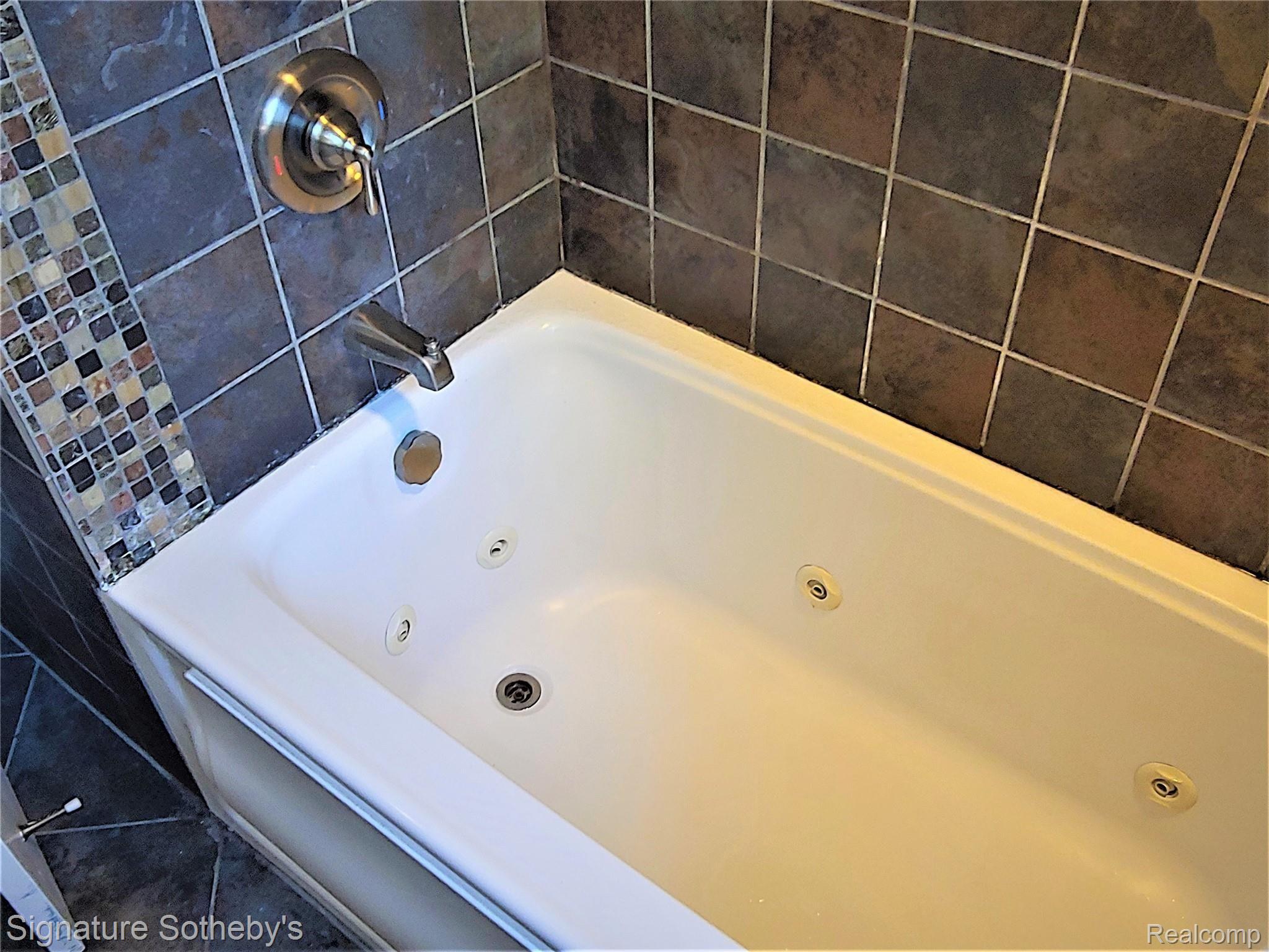 1426 Hampton Road Grosse Pointe, MI 48236 - Photo 15 of 32 bath2.jpg