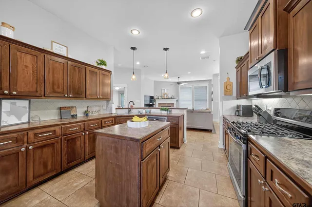 $374,000 | 10926 Westhaven Circle, Flint, TX 75762