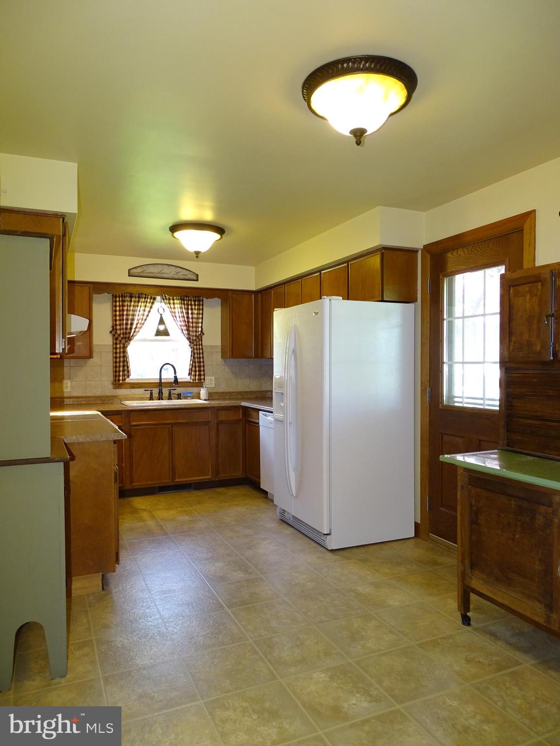 2371 Breezewood Road York, PA 17408 - Photo 9 of 28 Gallery Image 9