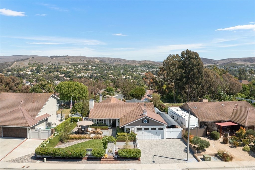 2933 Estancia San Clemente, CA 92673 - Photo 55 of 59 a view of a town with big houses
