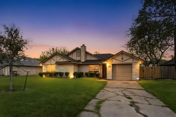 $1,900 | 5213 Winding Brook Drive, Dickinson, TX 77539
