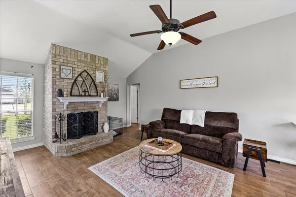 $1,900 | 5213 Winding Brook Drive, Dickinson, TX 77539