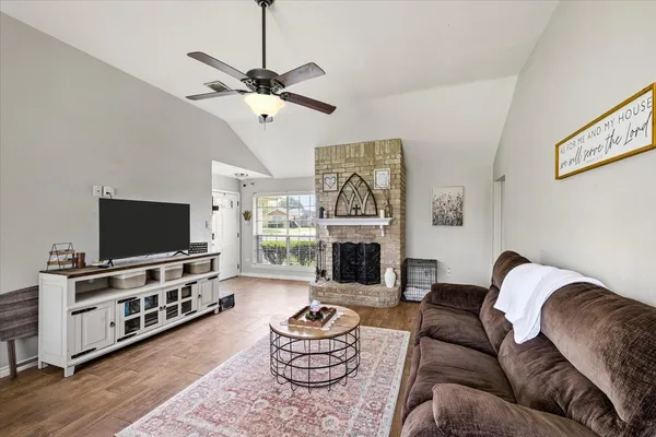 $1,900 | 5213 Winding Brook Drive, Dickinson, TX 77539