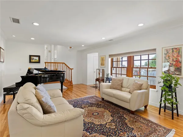 $1,699,996 | 1012 North Sunset Canyon Drive, Burbank, CA 91504
