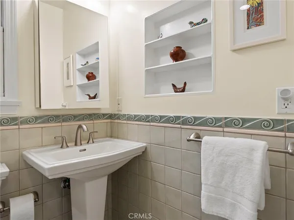 $1,699,996 | 1012 North Sunset Canyon Drive, Burbank, CA 91504