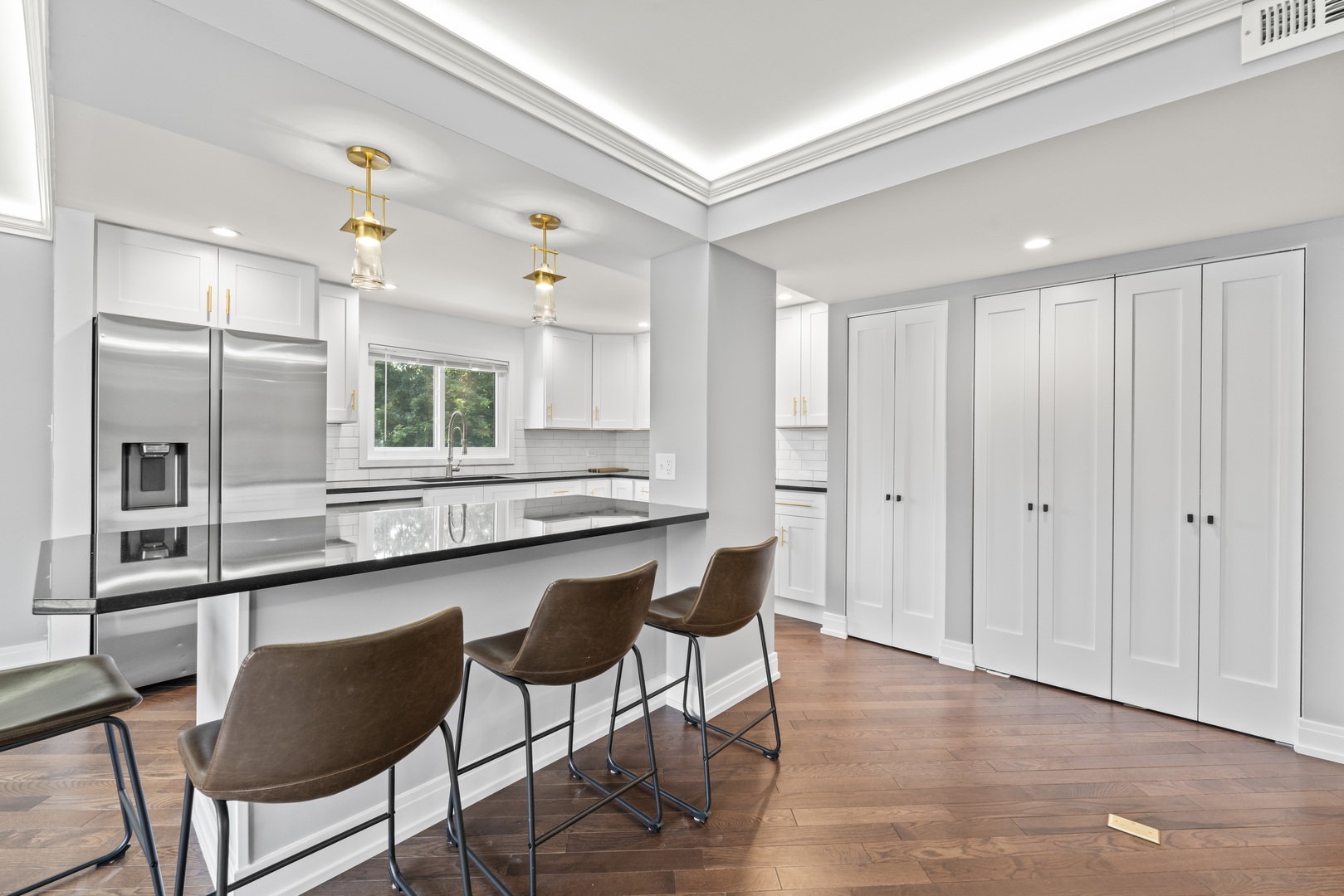 11138 Center Road, Unit D22 Palos Hills, IL 60465 - Photo 4 of 21 a kitchen with granite countertop a table chairs stove a sink and dishwasher