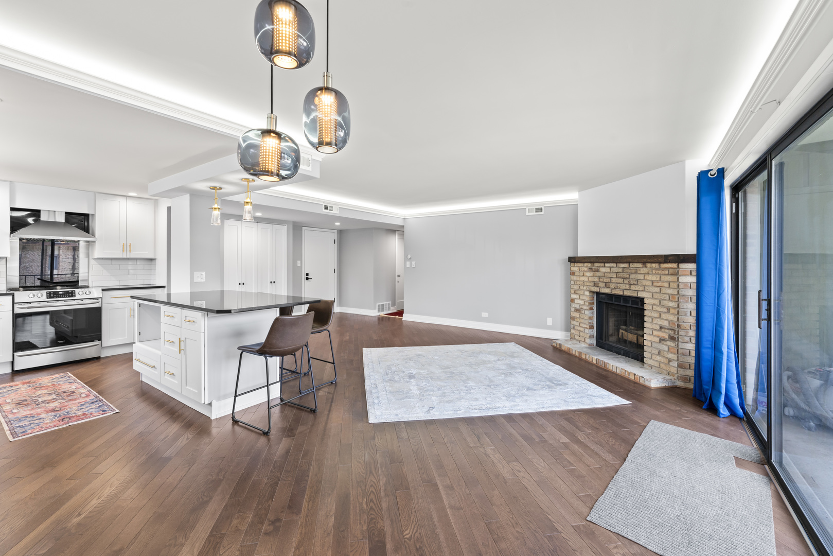 11138 Center Road, Unit D22 Palos Hills, IL 60465 - Photo 8 of 21 a living room with furniture kitchen view and a fireplace