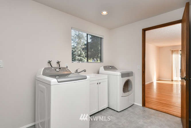 9618 122nd Avenue Southeast Renton, WA 98056 - Photo 11 of 25 Gallery Image 11